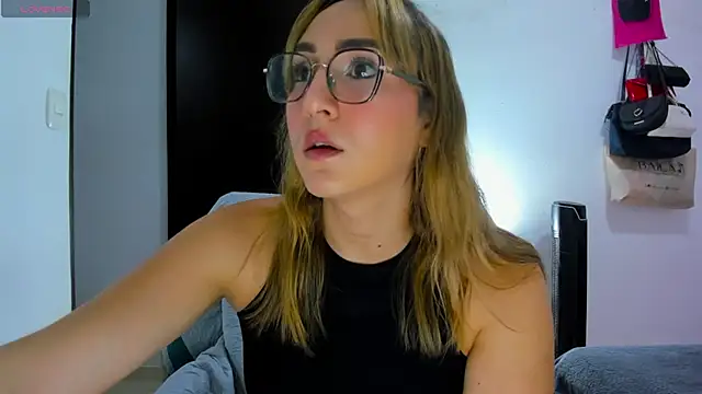Snapshot of andrea_hills chatting on July 2026 04:28:01 AM andrea hills online show from July 2026 04:28:01 AM