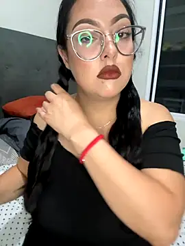 Snapshot of MileyGia chatting on September 2025 02:33:02 AM MileyGia online show from September 2025 02:33:02 AM