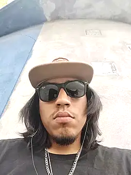 AlexAlejandro13 online show from April 2026 11:02:02 PM