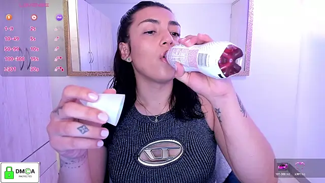 Snapshot of EricaVanderhill chatting on June 2026 01:44:02 AM EricaVanderhill online show from June 2026 01:44:02 AM