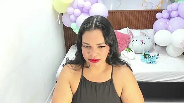 Cloe 35 online show from April 2026 07:59:02 PM