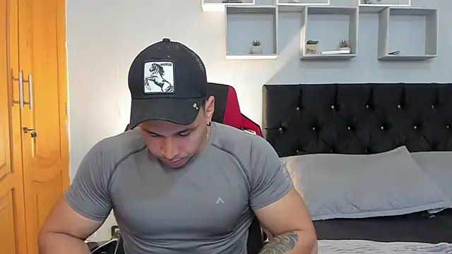 tyler hank01 online show from April 2026 12:38:01 AM