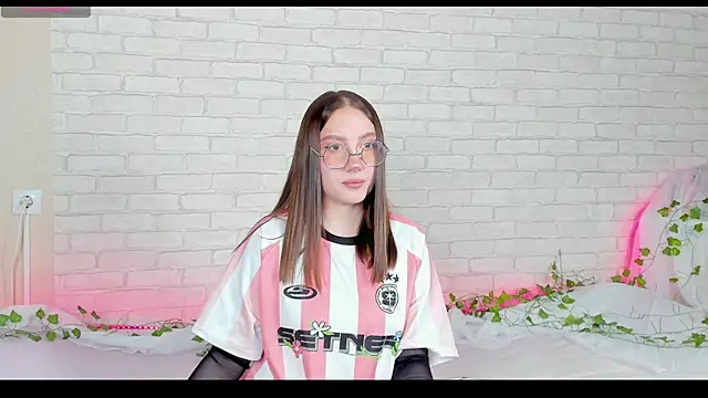 LinaKenny online show from November 2025 05:35:01 PM