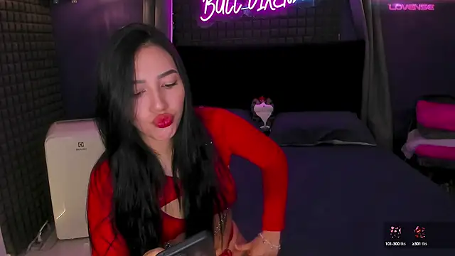 Snapshot of bull_vixen2001 chatting on September 2025 12:05:02 PM bull vixen2001 online show from September 2025 12:05:02 PM