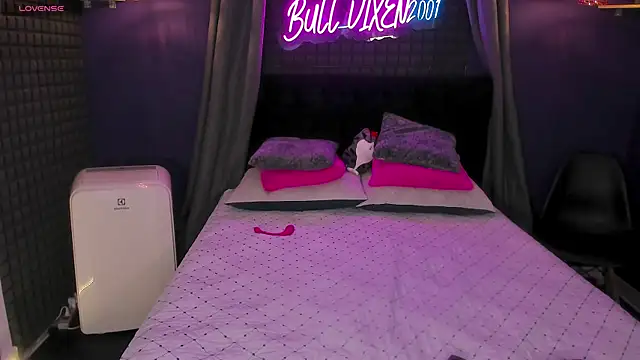 Snapshot of bull_vixen2001 chatting on September 2025 12:07:01 PM bull vixen2001 online show from September 2025 12:07:01 PM