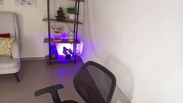 Sassy--Girl online show from April 2026 06:20:01 PM