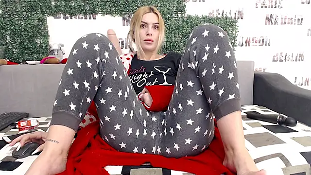 sweetdaiana23 online show from January 2025 01:32:01 AM