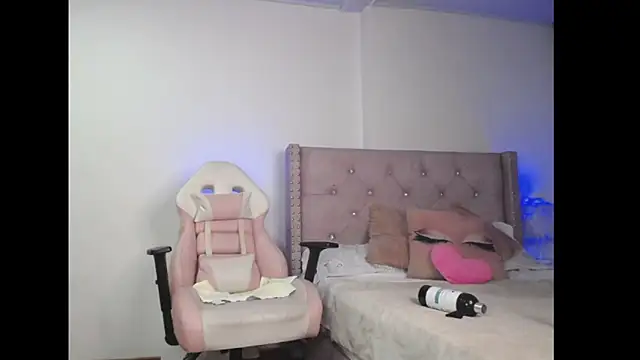 Snapshot of destinysweet21 chatting on December 2024 12:27:01 AM destinysweet21 online show from December 2024 12:27:01 AM