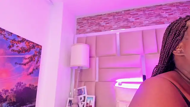 ShaniaBrownn online show from April 2026 07:37:01 PM