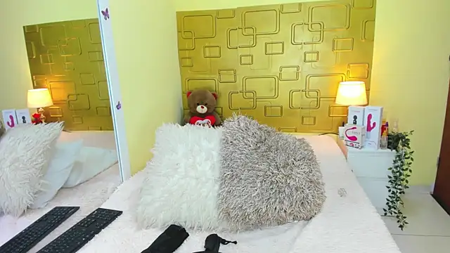 Julia Haye online show from October 2025 05:44:02 PM