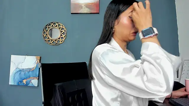 nia  white online show from December 2024 04:09:02 PM