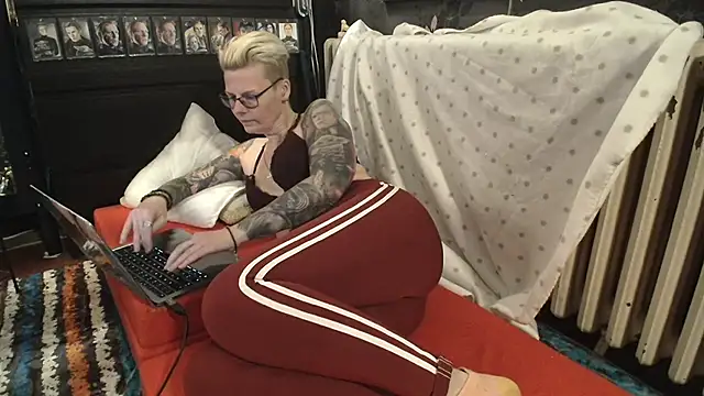 Snapshot of MaryG chatting on January 2025 09:43:01 PM MaryG online show from January 2025 09:43:01 PM