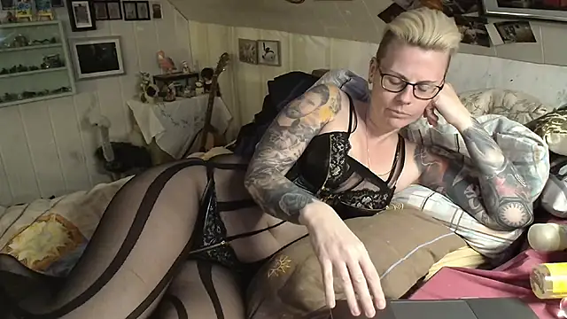 Snapshot of MaryG chatting on February 2025 07:04:02 PM MaryG online show from February 2025 07:04:02 PM