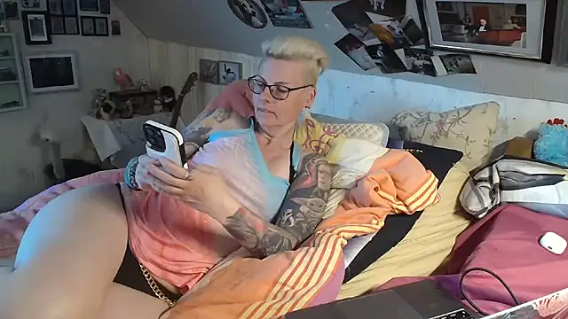 Snapshot of MaryG chatting on March 2025 04:56:02 PM MaryG online show from March 2025 04:56:02 PM