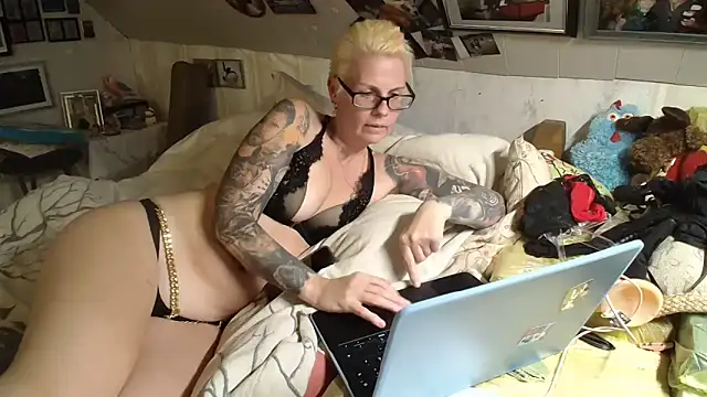 Snapshot of MaryG chatting on October 2025 05:34:02 PM MaryG online show from October 2025 05:34:02 PM