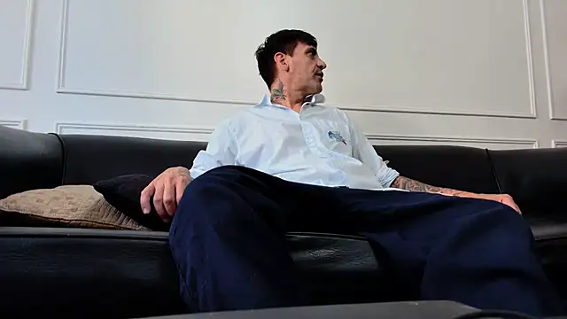 Elnonoykeila77 online show from February 2026 06:37:01 PM