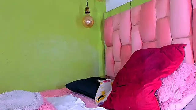 Snapshot of the_queen_aleja chatting on December 2024 12:16:01 AM the queen aleja online show from December 2024 12:16:01 AM