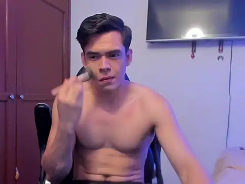 Lucian Gomez  online show from October 2025 07:33:02 PM