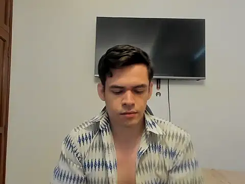 Lucian Gomez  online show from October 2025 07:04:02 PM