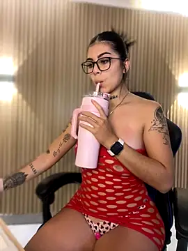 Snapshot of Sarasanders_4 chatting on October 2025 03:59:02 AM Sarasanders 4 online show from October 2025 03:59:02 AM