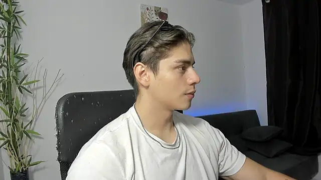Snapshot of Giordano_Russo chatting on December 2024 08:49:01 PM Giordano Russo online show from December 2024 08:49:01 PM