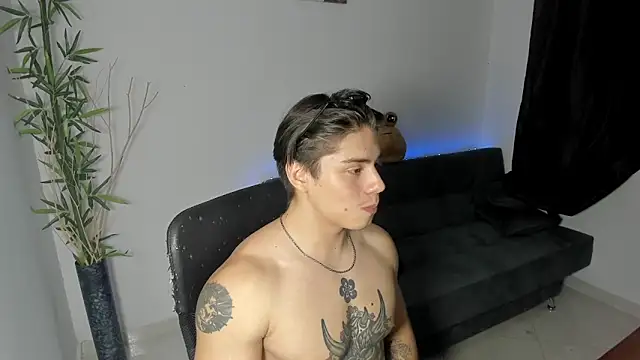 Snapshot of Giordano_Russo chatting on December 2024 02:43:02 AM Giordano Russo online show from December 2024 02:43:02 AM