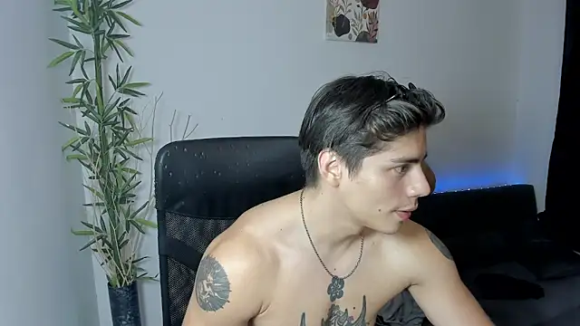 Snapshot of Giordano_Russo chatting on December 2024 01:24:01 AM Giordano Russo online show from December 2024 01:24:01 AM