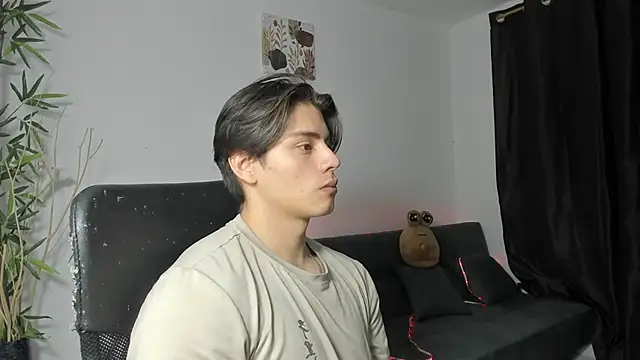 Snapshot of Giordano_Russo chatting on January 2025 10:50:02 PM Giordano Russo online show from January 2025 10:50:02 PM