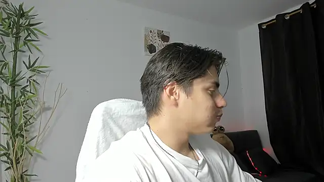 Snapshot of Giordano_Russo chatting on January 2025 10:05:01 PM Giordano Russo online show from January 2025 10:05:01 PM