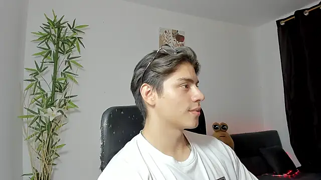 Snapshot of Giordano_Russo chatting on January 2025 02:22:02 AM Giordano Russo online show from January 2025 02:22:02 AM