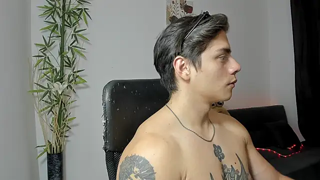 Snapshot of Giordano_Russo chatting on January 2025 10:22:02 PM Giordano Russo online show from January 2025 10:22:02 PM