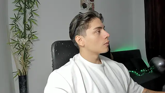 Snapshot of Giordano_Russo chatting on January 2025 04:59:02 PM Giordano Russo online show from January 2025 04:59:02 PM