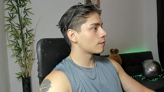 Snapshot of Giordano_Russo chatting on January 2025 10:38:01 PM Giordano Russo online show from January 2025 10:38:01 PM
