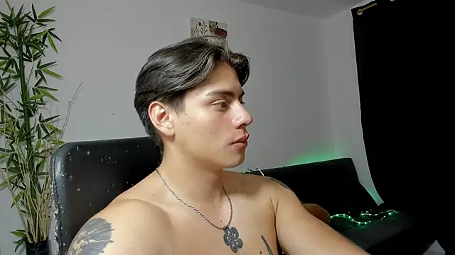 Snapshot of Giordano_Russo chatting on February 2025 02:44:02 AM Giordano Russo online show from February 2025 02:44:02 AM