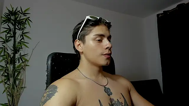 Snapshot of Giordano_Russo chatting on February 2025 11:58:02 PM Giordano Russo online show from February 2025 11:58:02 PM