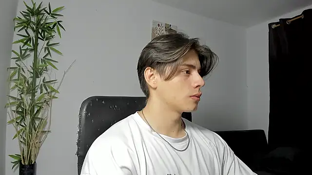 Snapshot of Giordano_Russo chatting on February 2025 02:39:01 AM Giordano Russo online show from February 2025 02:39:01 AM