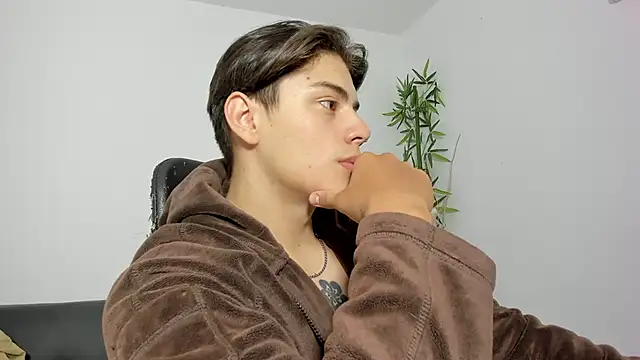 Snapshot of Giordano_Russo chatting on March 2025 01:51:01 PM Giordano Russo online show from March 2025 01:51:01 PM