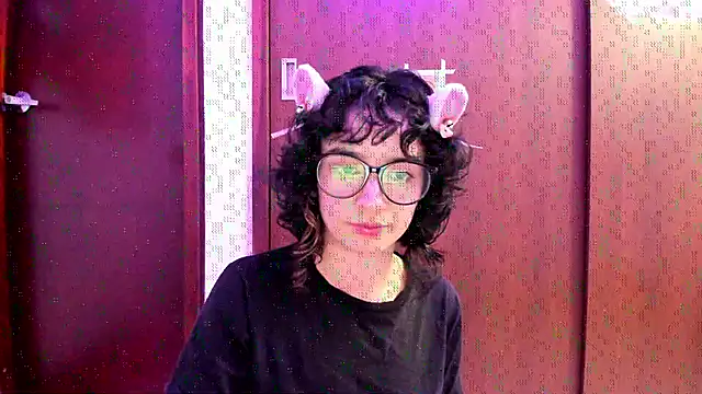 Snapshot of _Lunnaa_ chatting on November 2025 12:32:01 AM Lunnaa online show from November 2025 12:32:01 AM