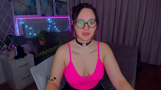 Snapshot of EsterLogan chatting on December 2024 05:44:01 AM EsterLogan online show from December 2024 05:44:01 AM
