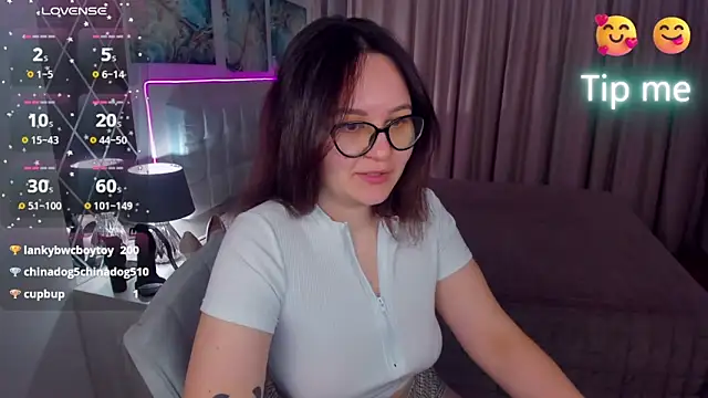 Snapshot of EsterLogan chatting on February 2025 11:51:02 AM EsterLogan online show from February 2025 11:51:02 AM