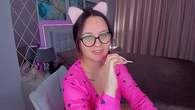 Snapshot of EsterLogan chatting on February 2025 12:37:02 PM EsterLogan online show from February 2025 12:37:02 PM