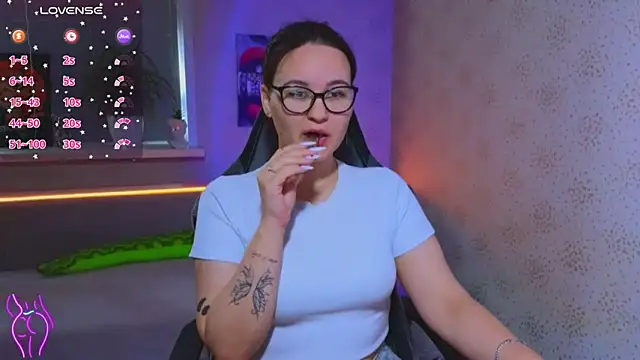 Snapshot of EsterLogan chatting on September 2025 11:11:02 AM EsterLogan online show from September 2025 11:11:02 AM