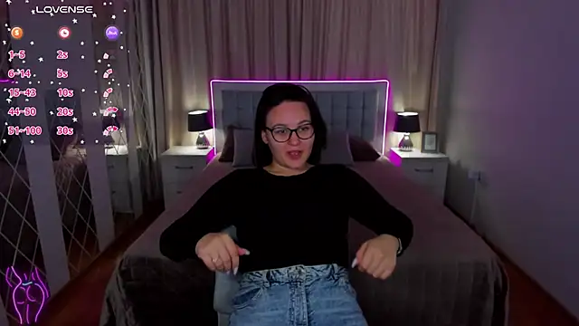 EsterLogan online show from September 2025 10:30:01 AM