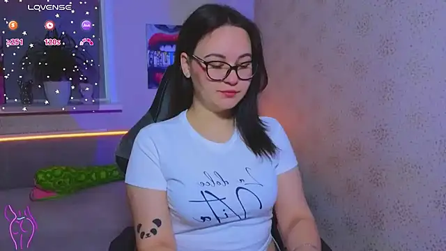 EsterLogan online show from October 2025 08:48:01 AM