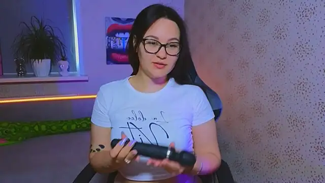 EsterLogan online show from November 2025 10:27:01 AM