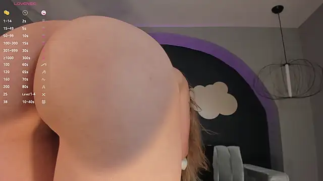 NiaHolland online show from December 2024 05:00:01 PM