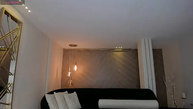 NiaHolland online show from October 2025 06:06:01 PM