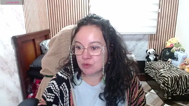 Sonialorens  online show from April 2026 11:07:02 PM