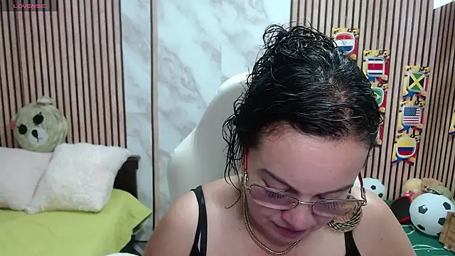 Sonialorens  online show from July 2026 04:33:01 PM