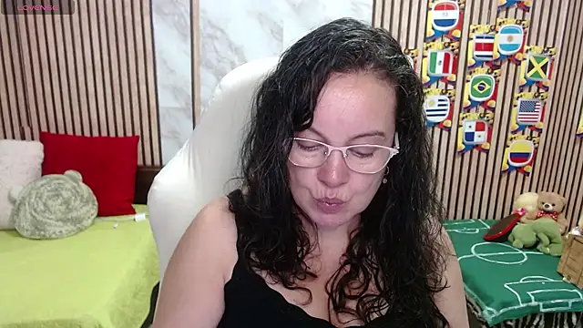 Sonialorens  online show from July 2026 04:35:02 PM